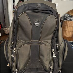 Kensington contour Black Men's Backpack with laptop pouch